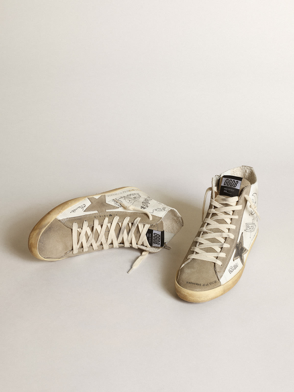 Sneaker Francy Donna con inserti in suede color tortora e scritte nere all-over