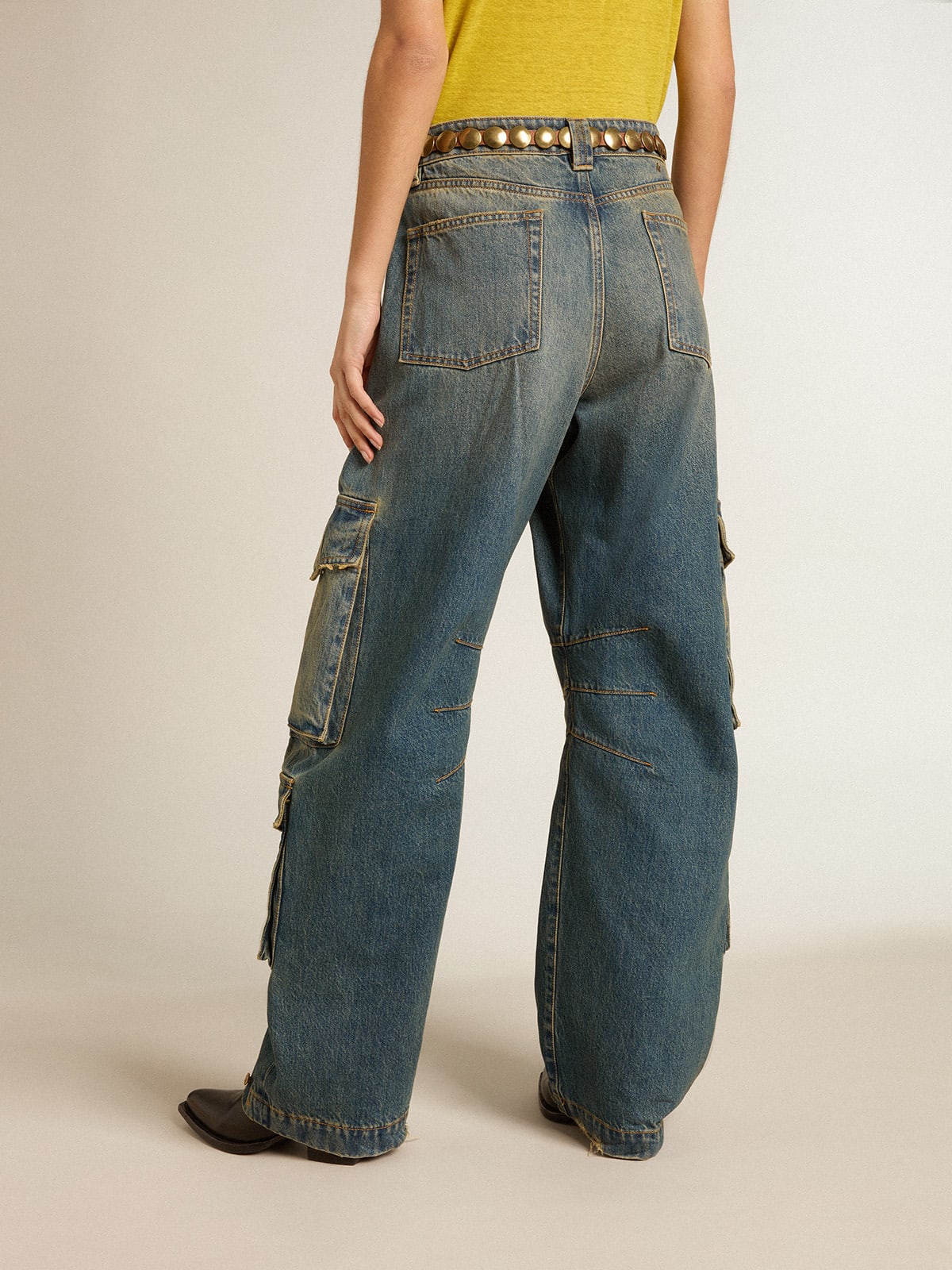 Pantalone blu jeans dal trattamento distressed