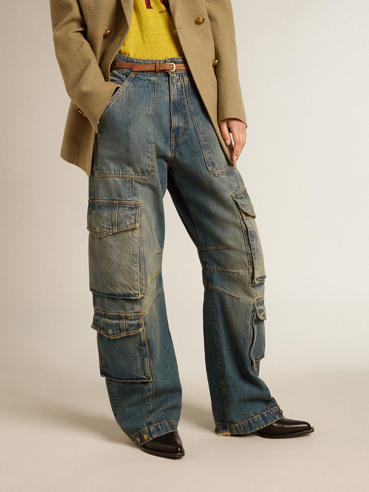 Pantalone blu jeans dal trattamento distressed