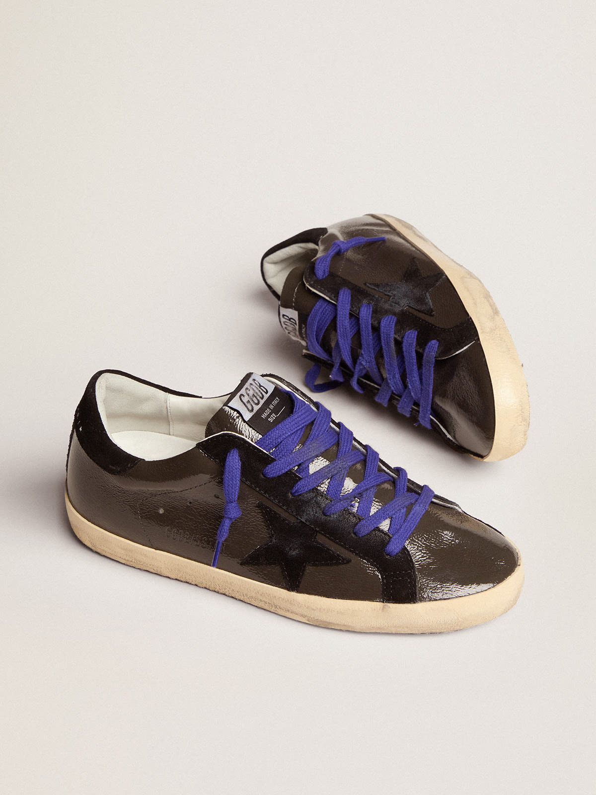 Super-Star in pelle verniciata grigia con inserti in suede nero