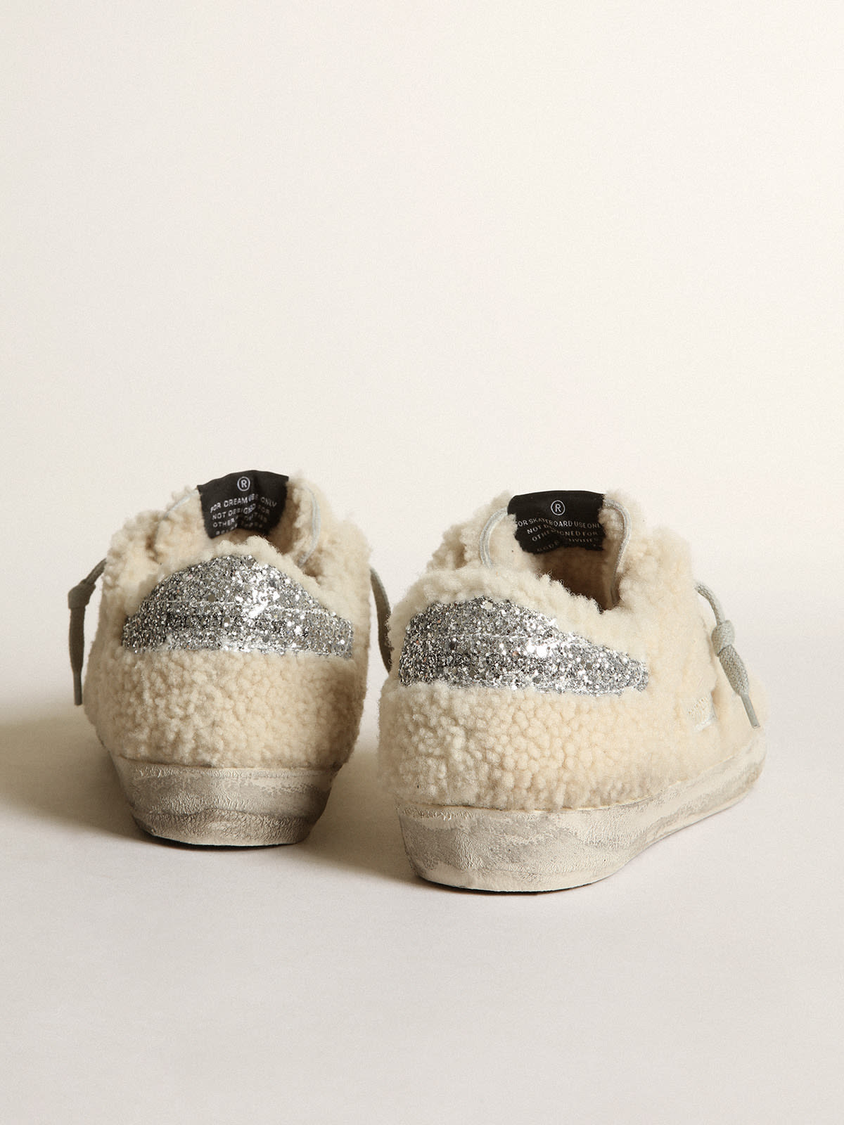 Sneaker Super-Star in shearling beige con stella e talloncino in glitter argento
