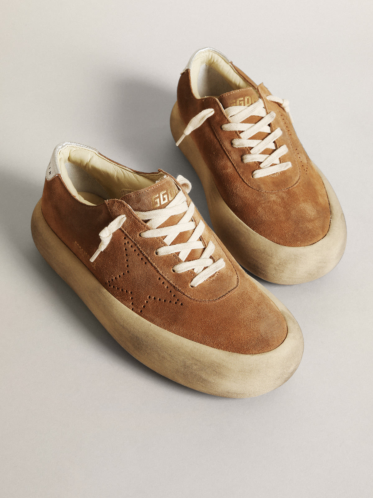 Space-Star Donna in suede color tabacco con stella traforata e talloncino in pelle laminata argento