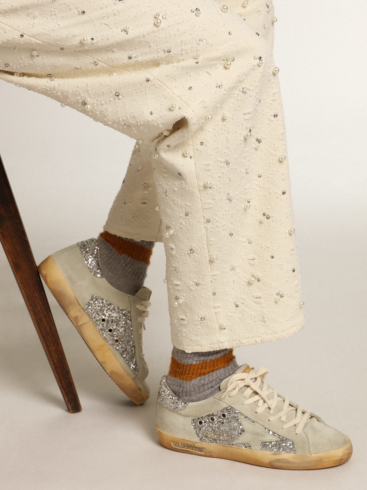 Sneaker Super-Star in glitter argento con stella e inserti in suede color grigio ghiaccio