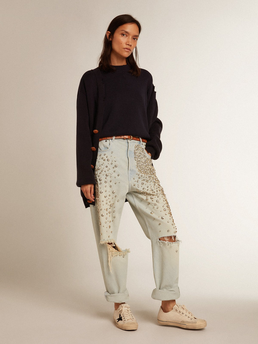 Cardigan donna in cotone blu scuro dal trattamento distressed