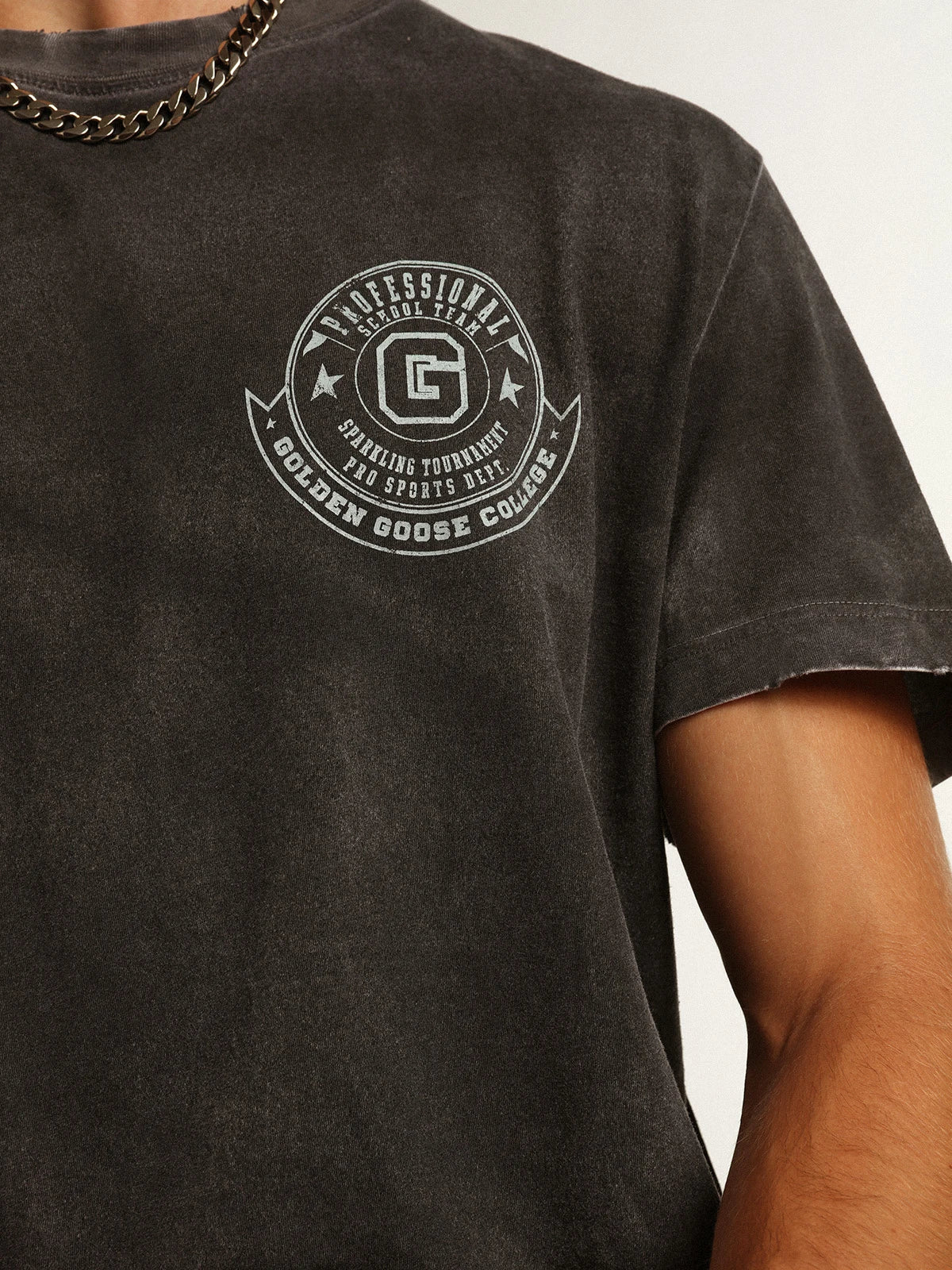 T-shirt grigia Collezione Journey dall'effetto invecchiato con stampa color seagrass a contrasto sul davanti e rotture manuali sui profili