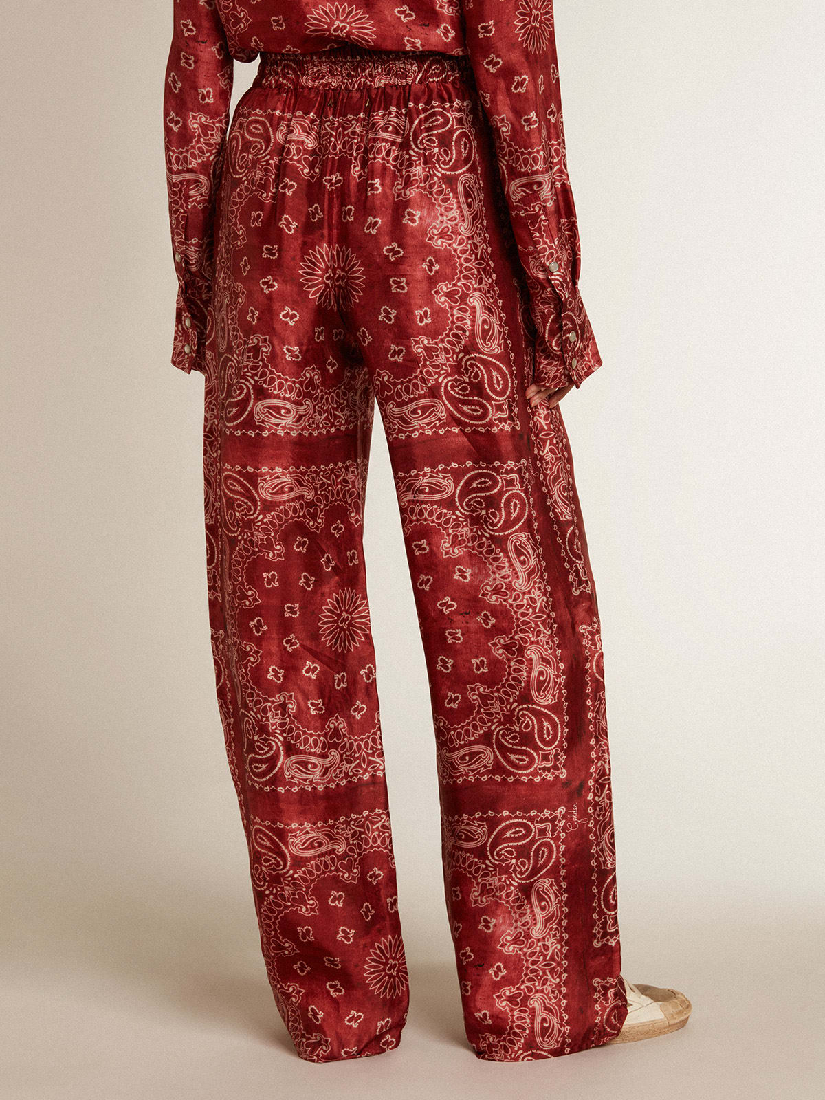 Pantalone jogging di colore bourdeaux con stampa paisley