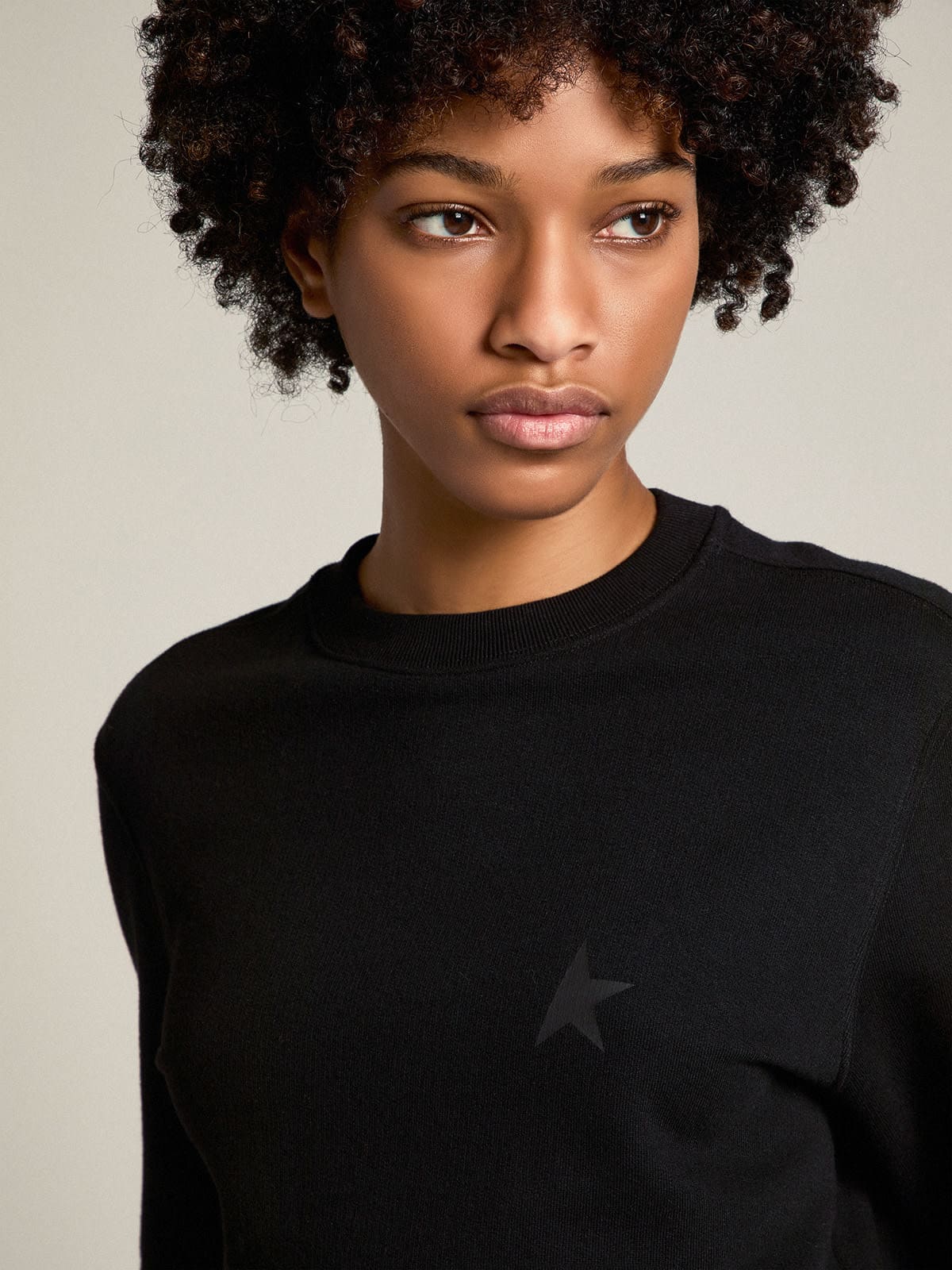 Felpa Athena Collezione Star di colore nero con stella ton sur ton sul davanti