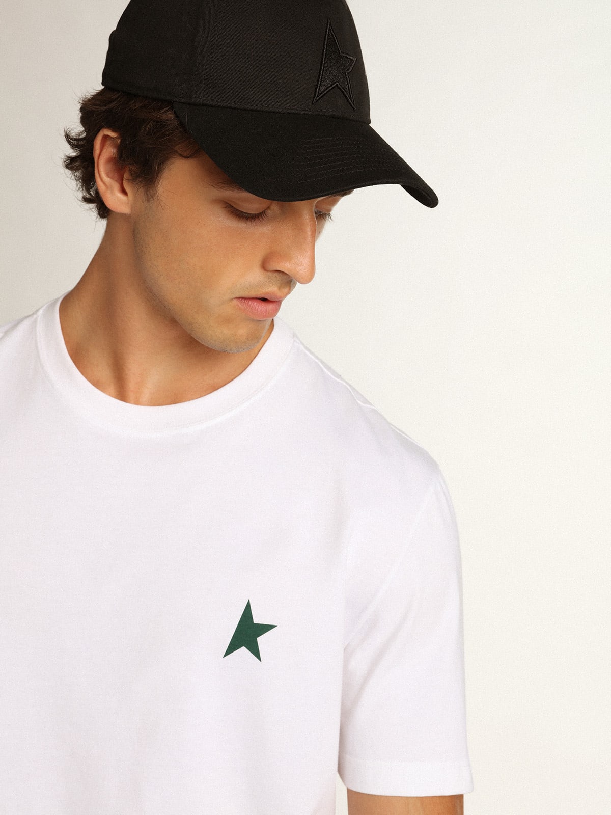 T-shirt bianca Collezione Star con stella verde a contrasto sul davanti