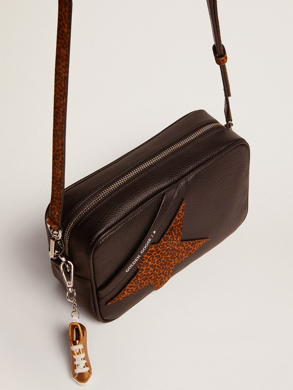 Borsa Star Bag in pelle di colore nero e stella in suede leo