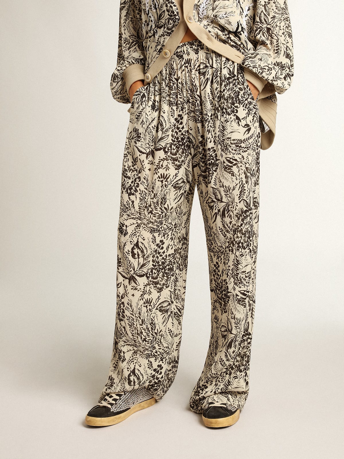 Pantalone jogging di colore bianco con stampa toile de jouy nera