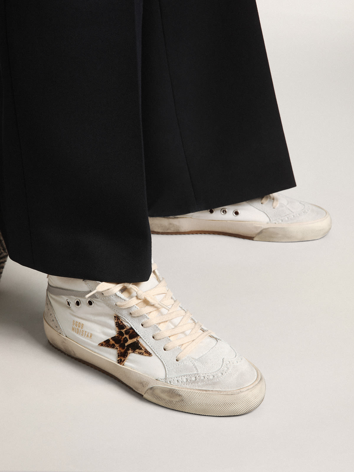 Sneaker Mid Star LTD in nylon bianco con stella in cavallino leopardato e talloncino in pelle laminata rosa