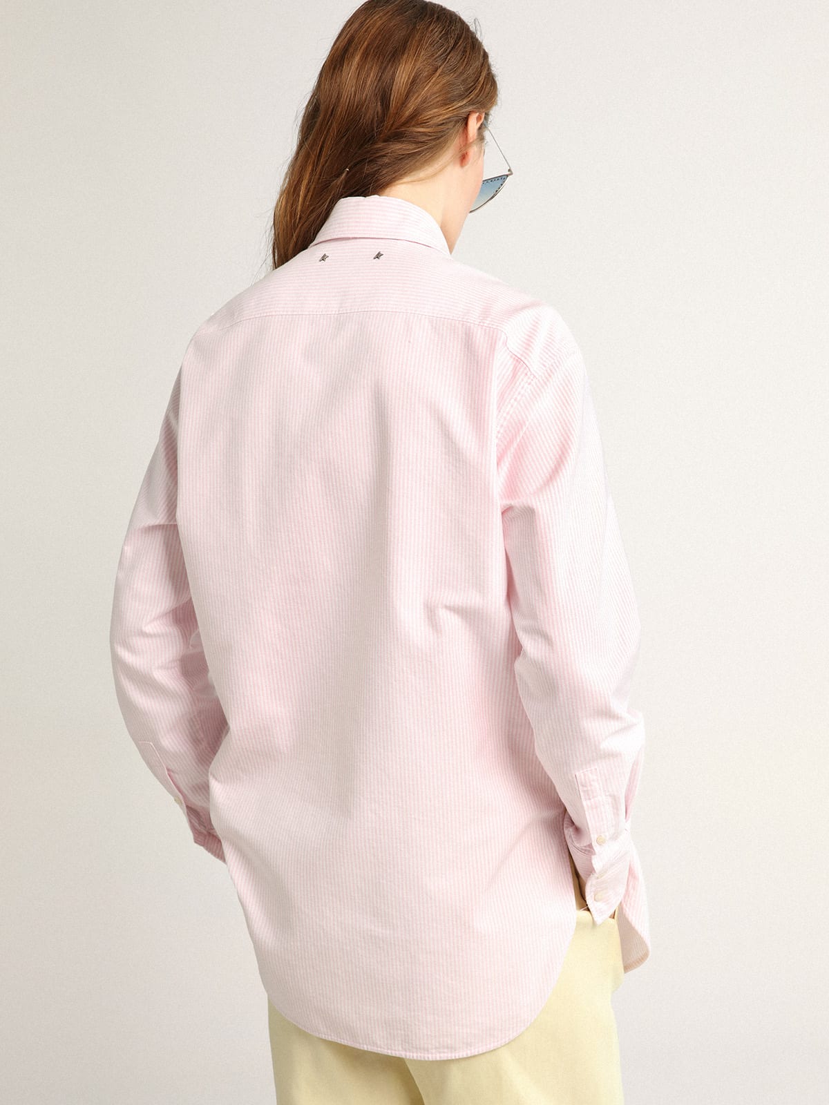 Camicia oversize Collezione Journey a righe verticali bianche e rosa con spille