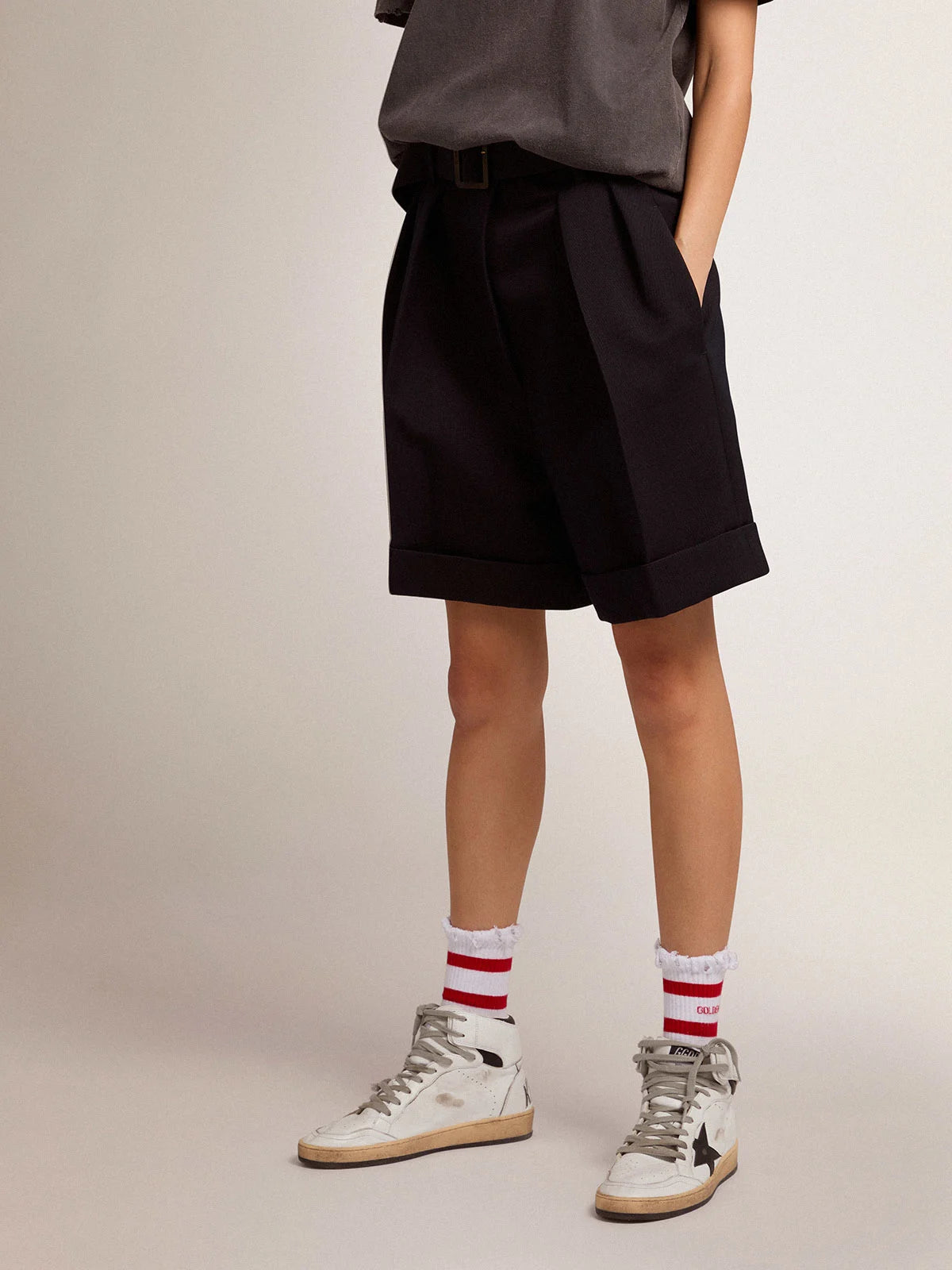 Shorts Collezione Golden in gabardine di lana nera con cintura in vita