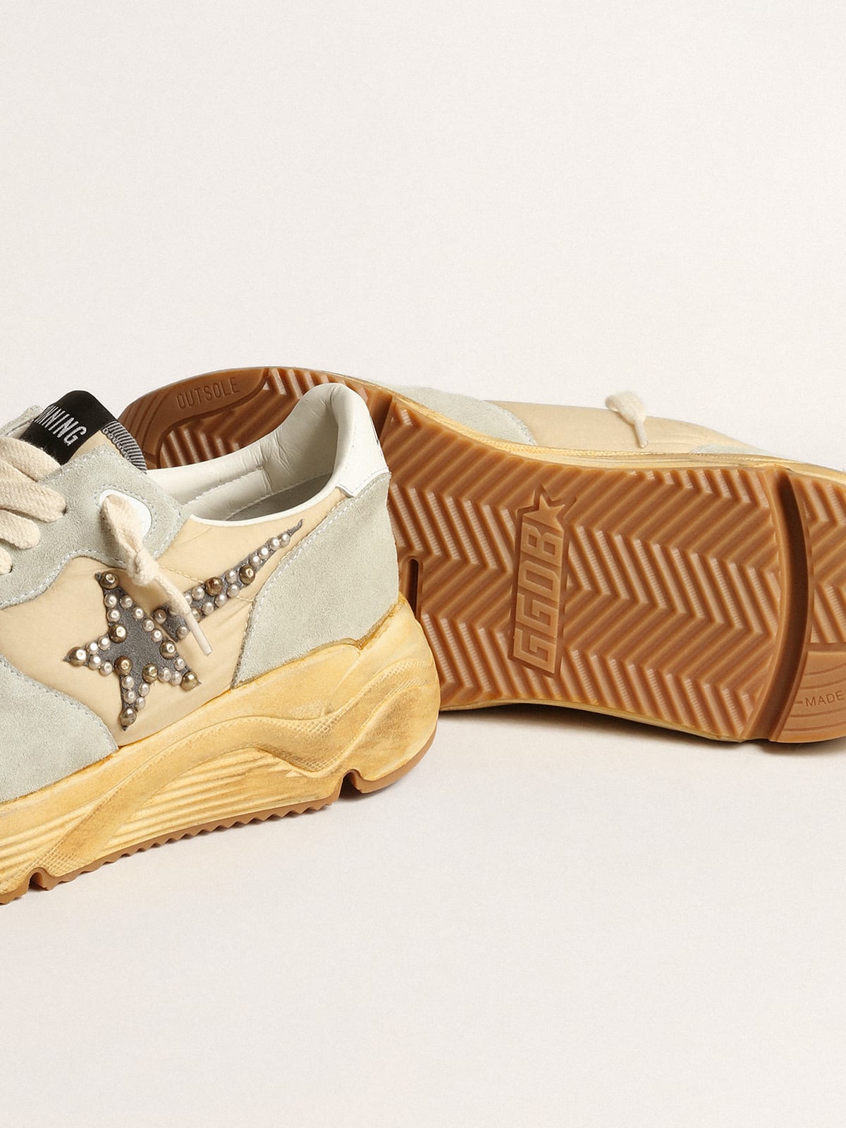 Running Sole Uomo color ghiaccio con stella in suede con borchie