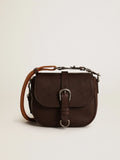 Borsa Sally Bag small in pelle color marrone scuro con fibbia e tracolla a contrasto