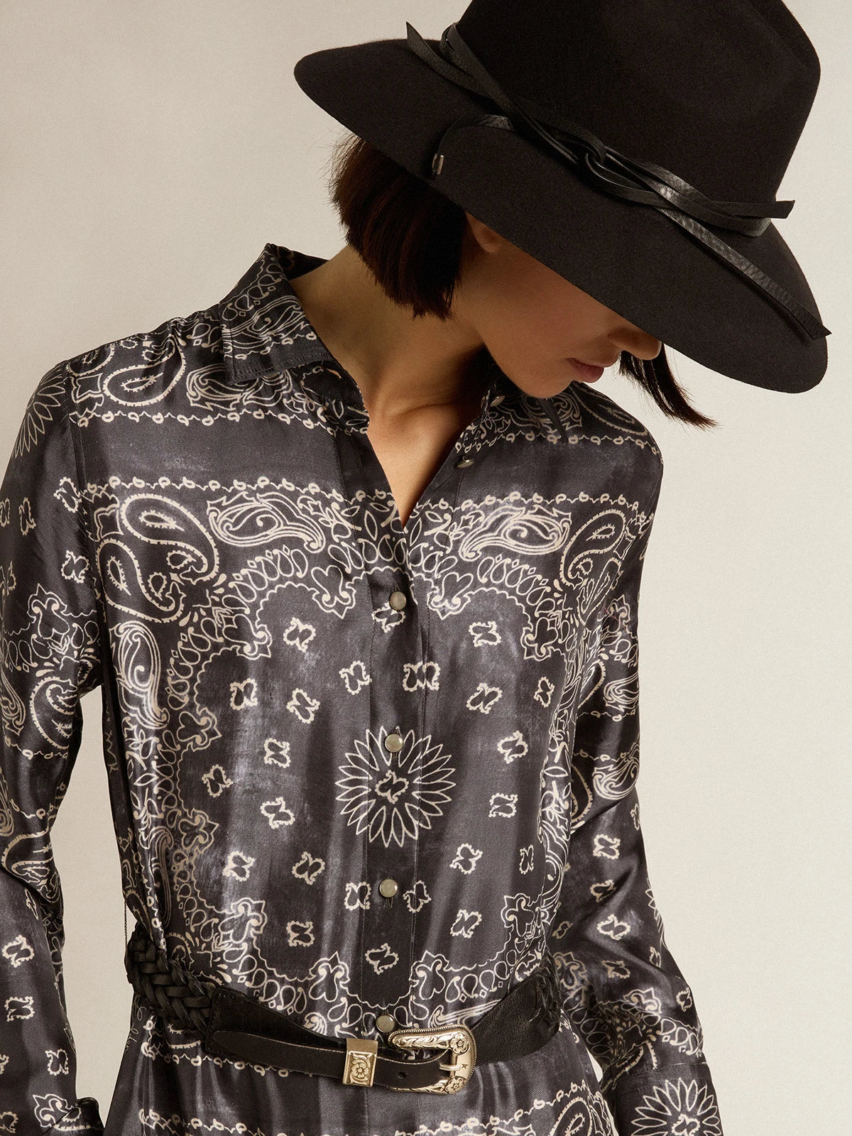 Vestito chemisier di colore antracite con stampa paisley