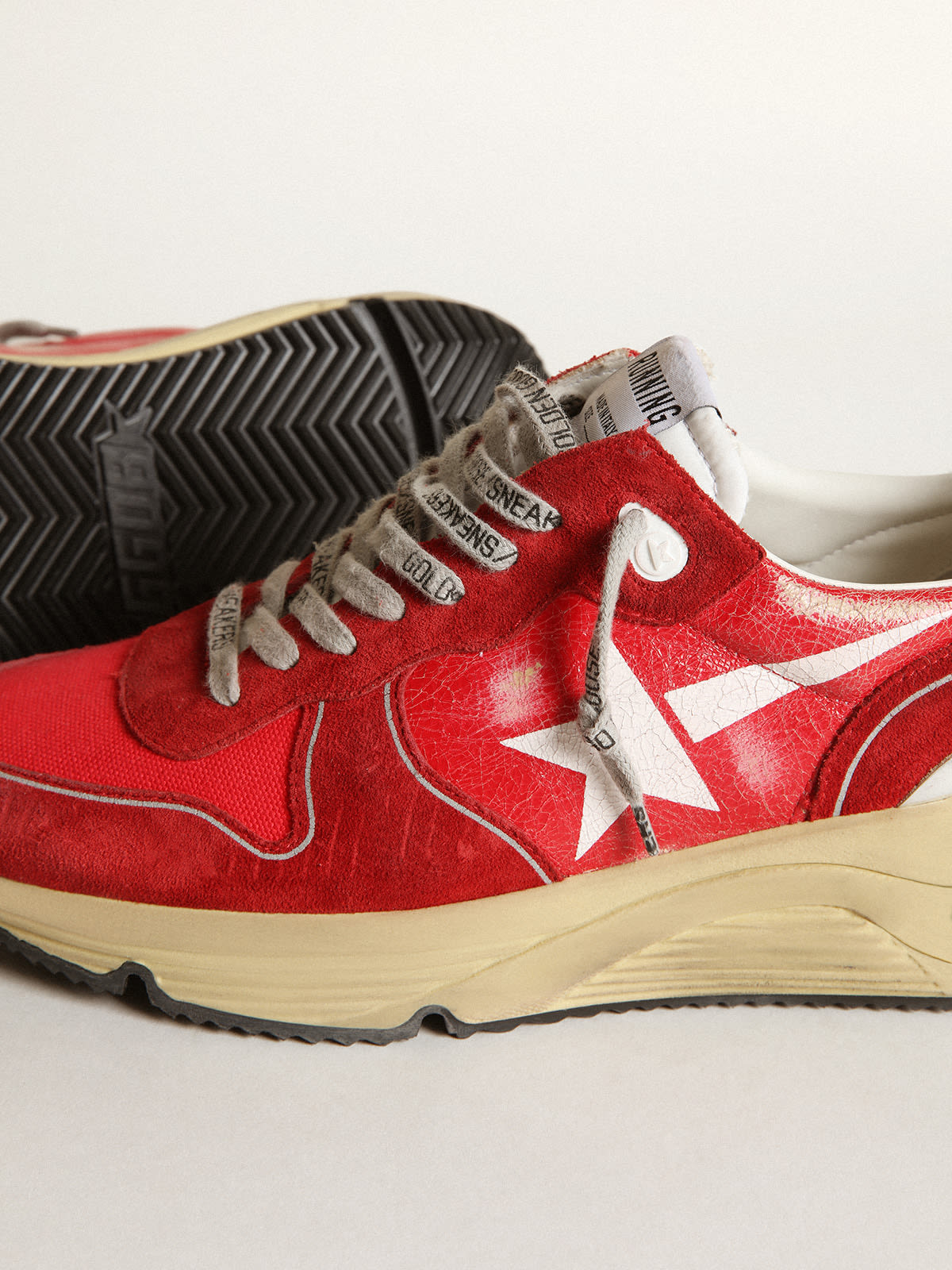 Sneaker Running Sole in pelle cracklé rossa con inserti in suede rosso e stella bianca serigrafata