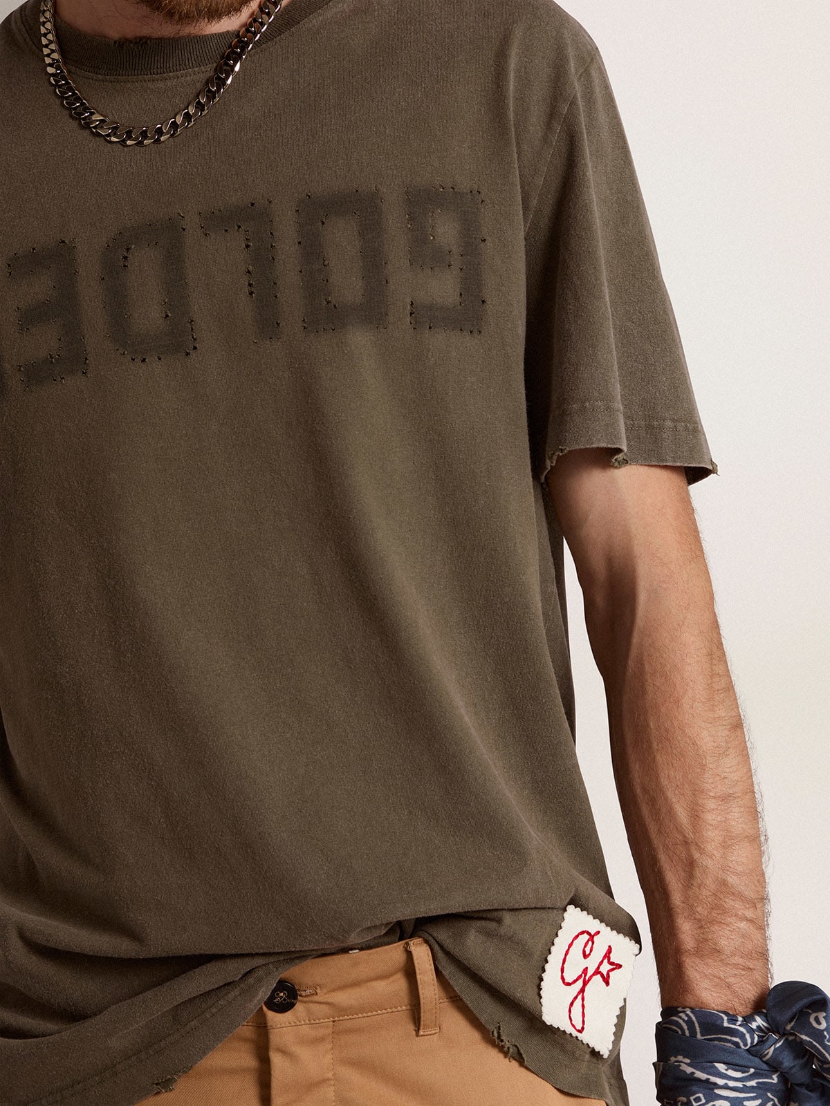 T-shirt Collezione Golden color verde oliva dall'effetto distressed con scritta Golden sul davanti