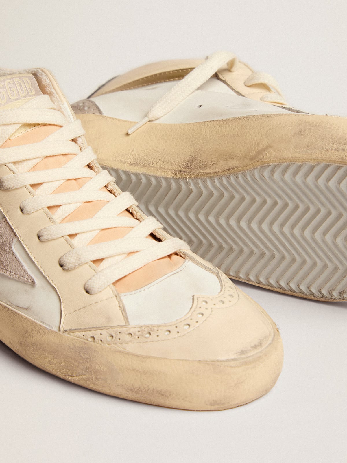 Sneaker Mid Star con stella in suede color grigio chiaro e virgola in pelle dorata effetto cromato