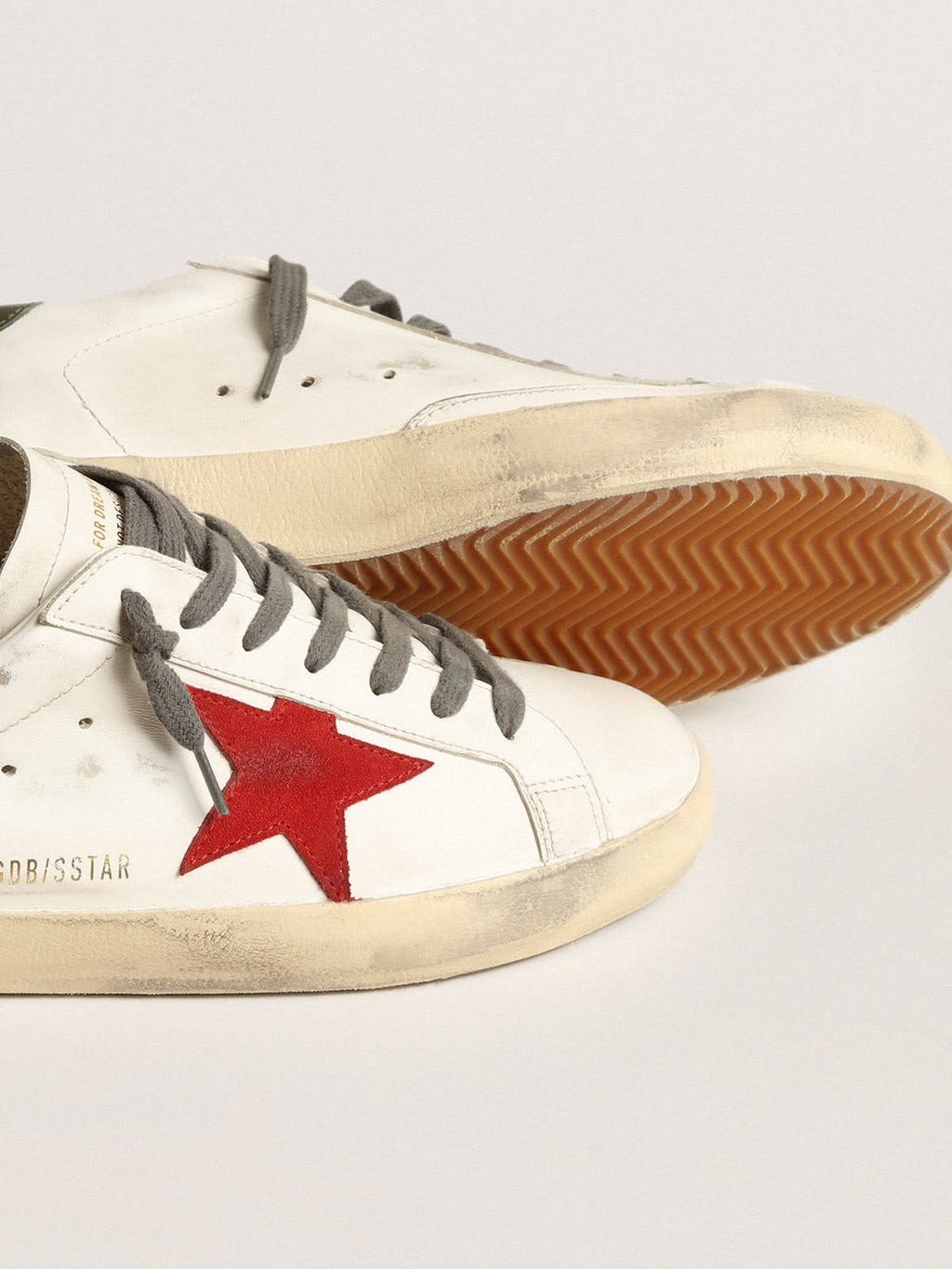 Super-Star con stella in suede rosso e talloncino in pelle verde