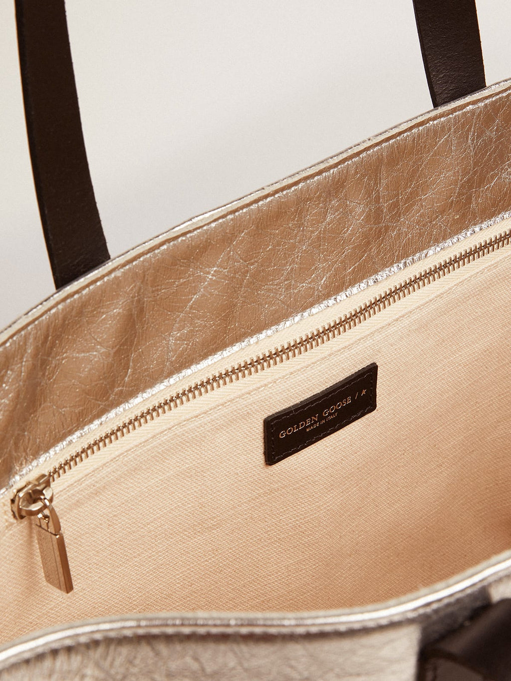 Borsa Californa Bag East-West in pelle laminata color argento e inserti in lana merino