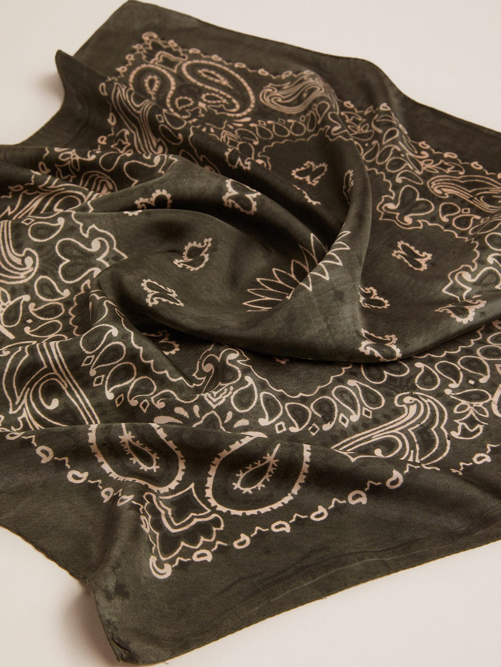 Foulard Collezione Golden di colore verde muschio con motivo paisley