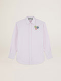 Camicia oversize Collezione Journey a righe verticali bianche e rosa con spille