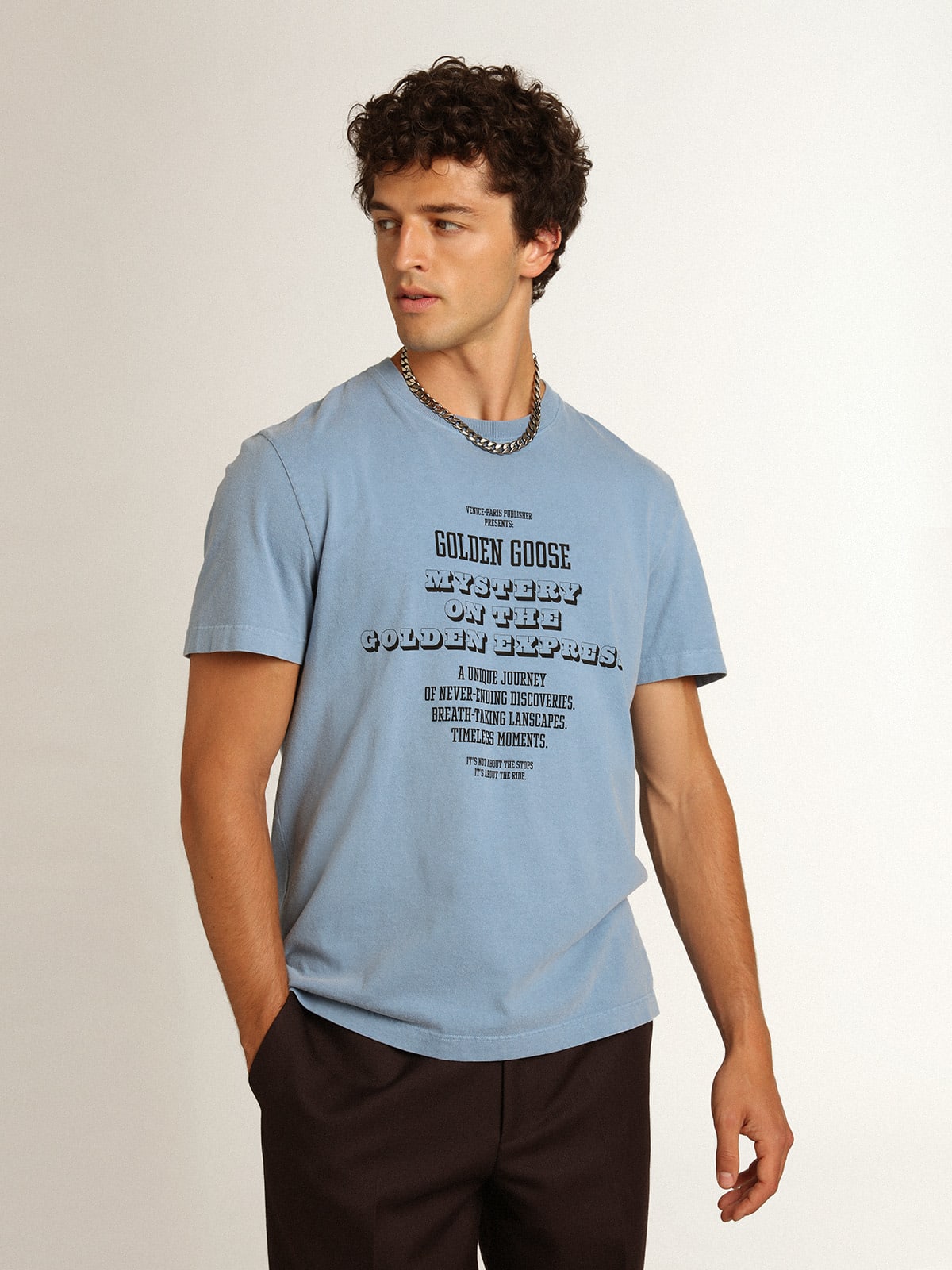 T-shirt Collezione Journey color blu harbor con stampa Golden Goose Mystery On The Golden Express nera a contrasto sul davanti
