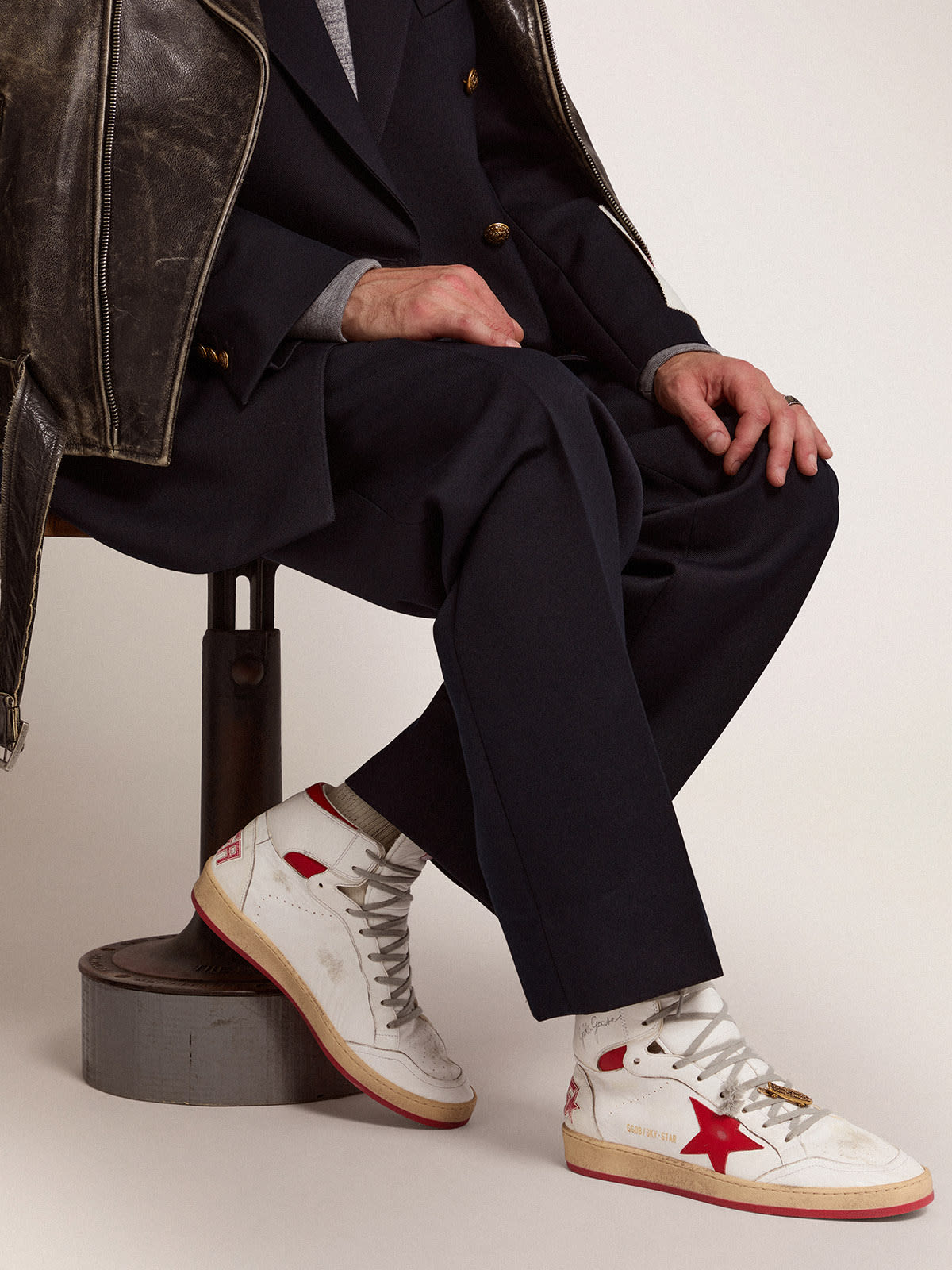 Sneaker Sky-Star con firma sulla caviglia e inserti in pelle rossa