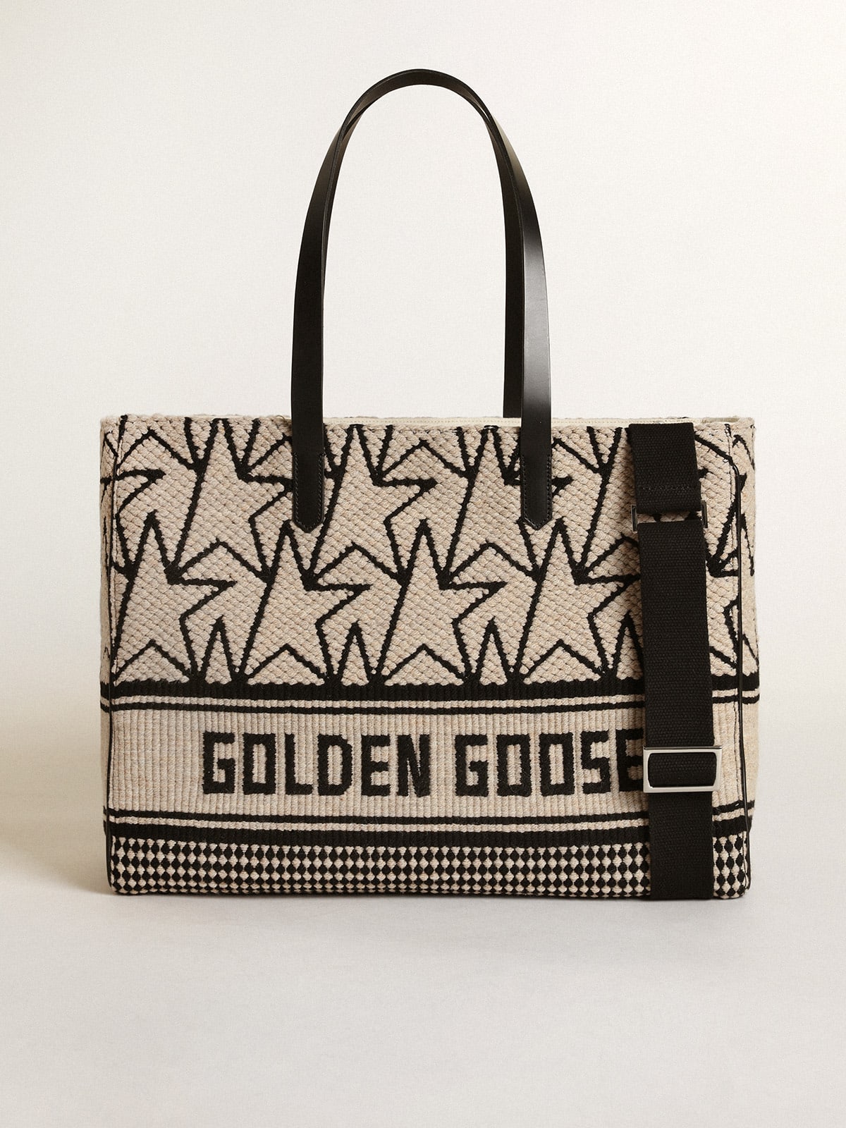 Borsa California Bag East-West in lana jacquard color bianco latte con monogrammi e scritta Golden Goose di colore nero a contrasto
