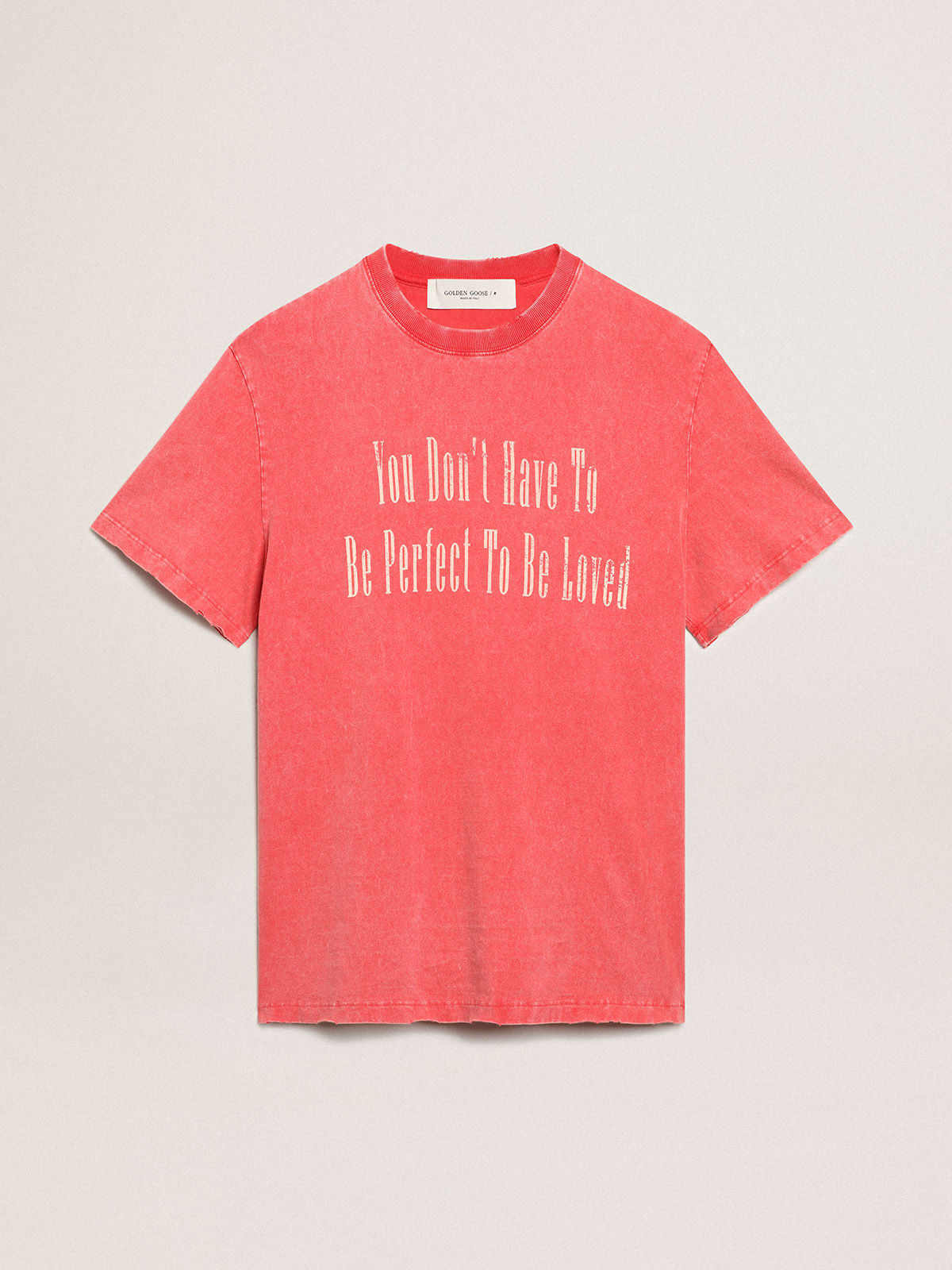 T-shirt color rosso con scritta stampata color ecrù