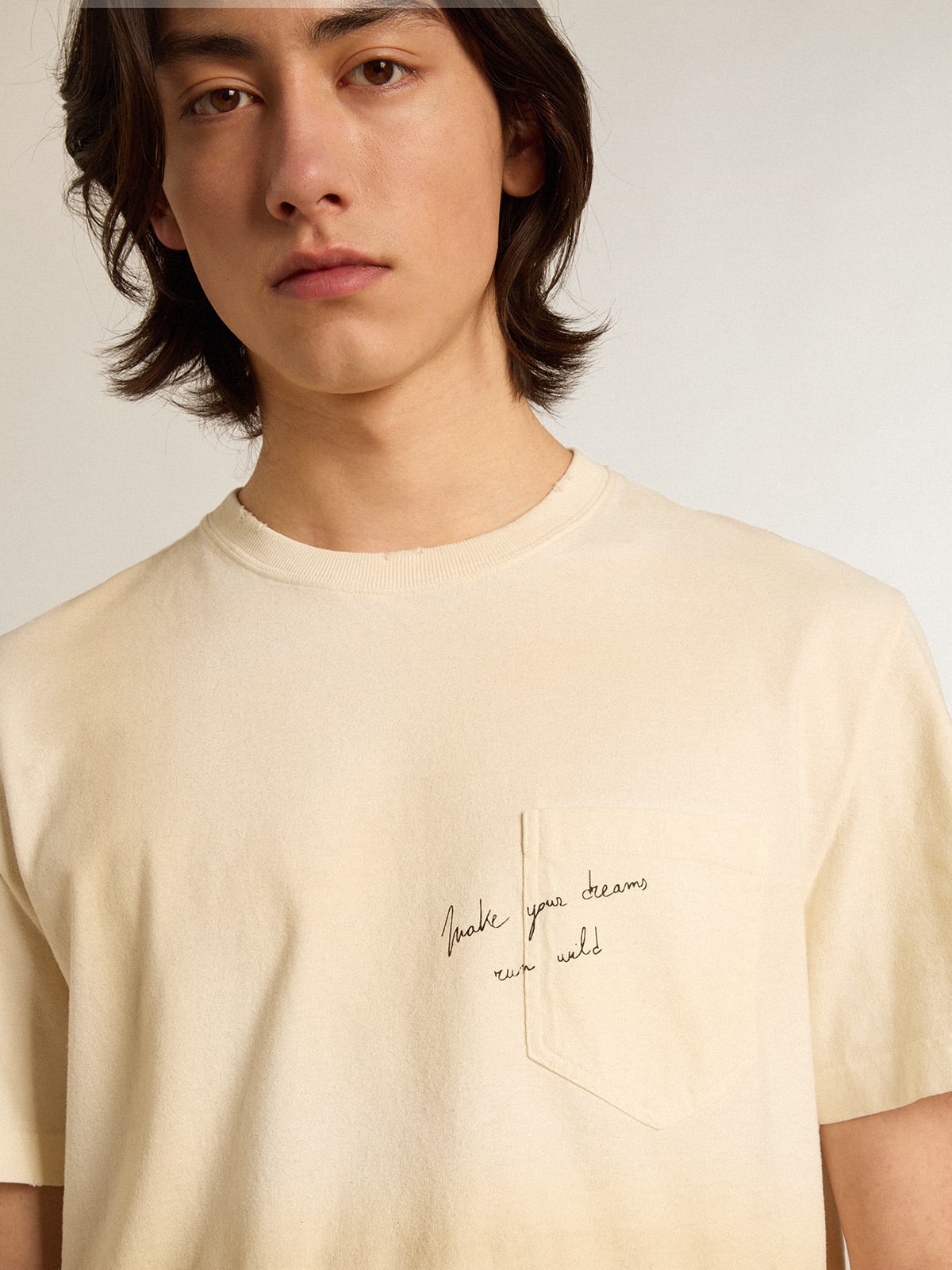 T-shirt in cotone color bianco vissuto con scritta sul taschino