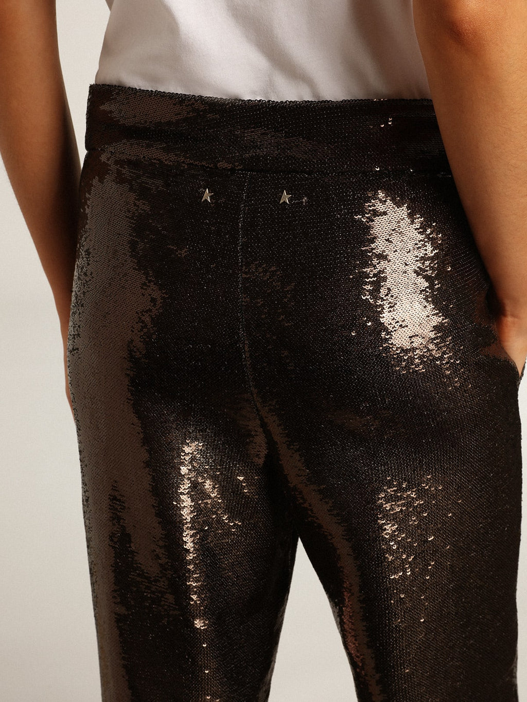 Pantalone di color grigio con paillettes all-over