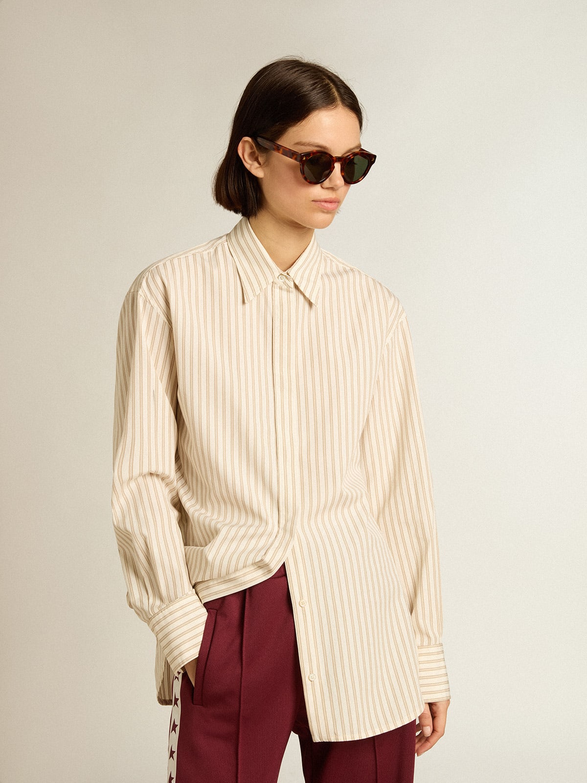 Camicia bianca da donna in cotone con motivo a righe beige