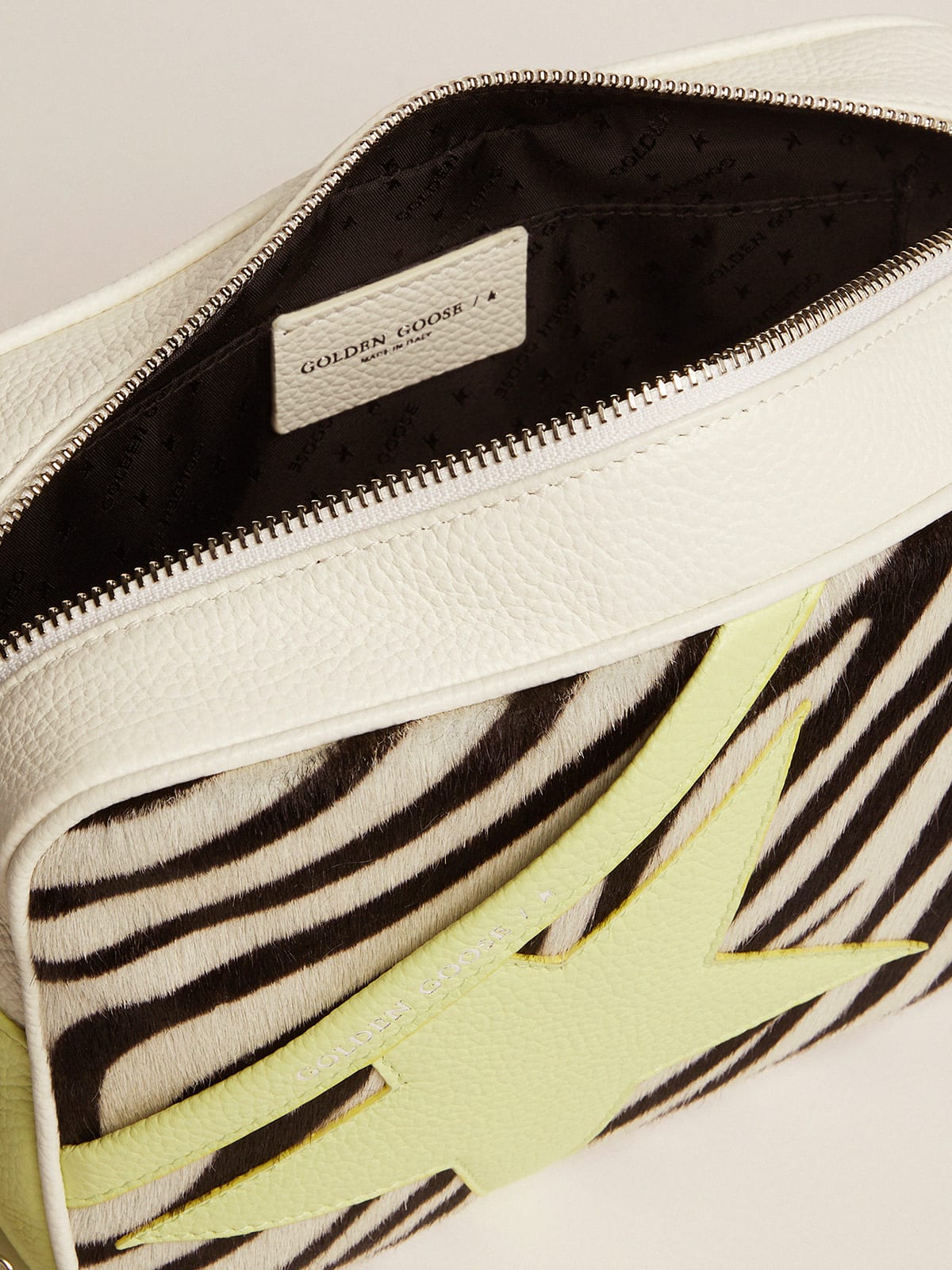 Borsa Star Bag in pelle martellata color bianco e lime con inserto in cavallino zebrato e stella in pelle color lime