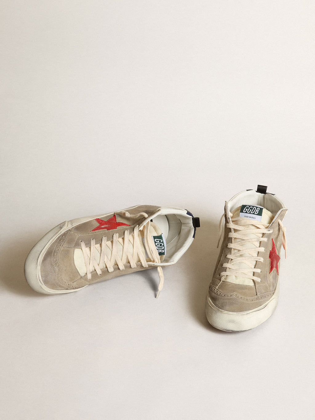 Sneaker Mid Star in suede color tortora con stella in pelle laminata rossa e virgola in pelle bianca